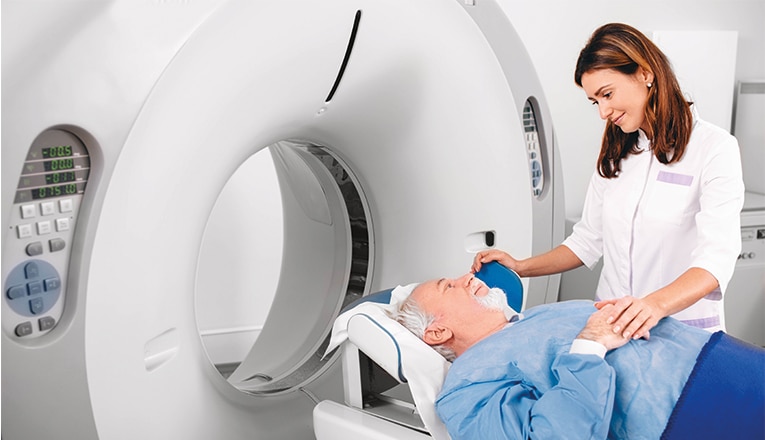 Un medico esegue un esame della TAC per scoprire se il paziente ha avuto un TIA, un infarto cerebrale o un'emorragia cerebrale.