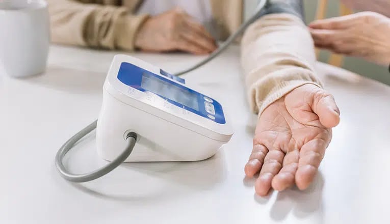 Misurazione della pressione sanguigna negli anziani