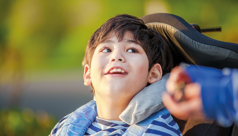 I bambini con la malattia muscolare SMA necessitano spesso di ausili già in tenera età.