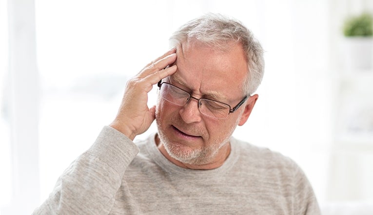 Con un TIA, possono verificarsi diversi sintomi per esempio male alle testa