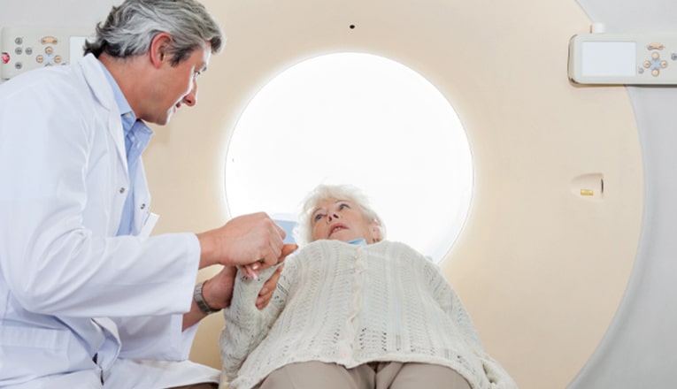 In ospedale i medici fanno una TAC o una risonanza magnetica del cervello per vedere quali sono le conseguenze dell'ictus.