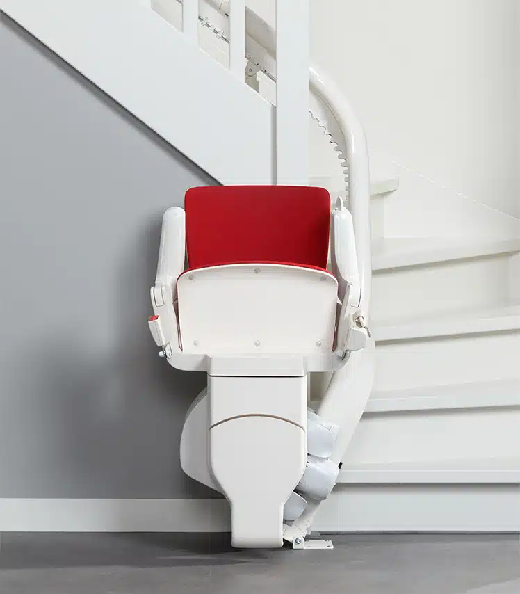 Grazie al design compatto della sedia a rotelle Otolift, questa si adatta bene a scale strette.