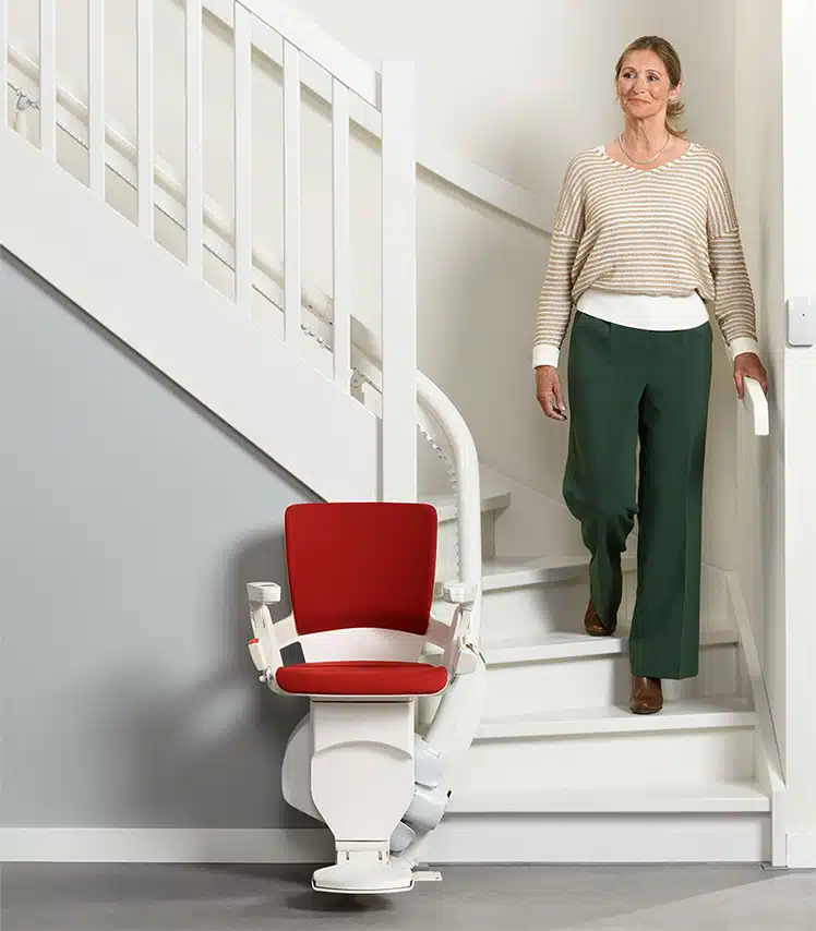 Una sedia montascale a poltroncina per anziani o disabili, posizionata nella curva interna della scala.
