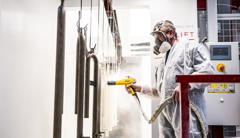 In fabbrica, i componenti del binario dei montascale Otolift vengono verniciati a polvere: uno strato antigraffio che protegge il binario.