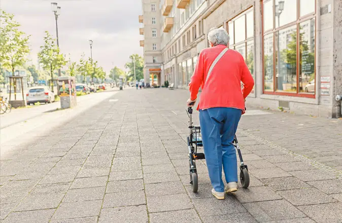 Cos'è la solitudine negli anziani? La mancanza di contatti sociali e la perdita di contatti preziosi.